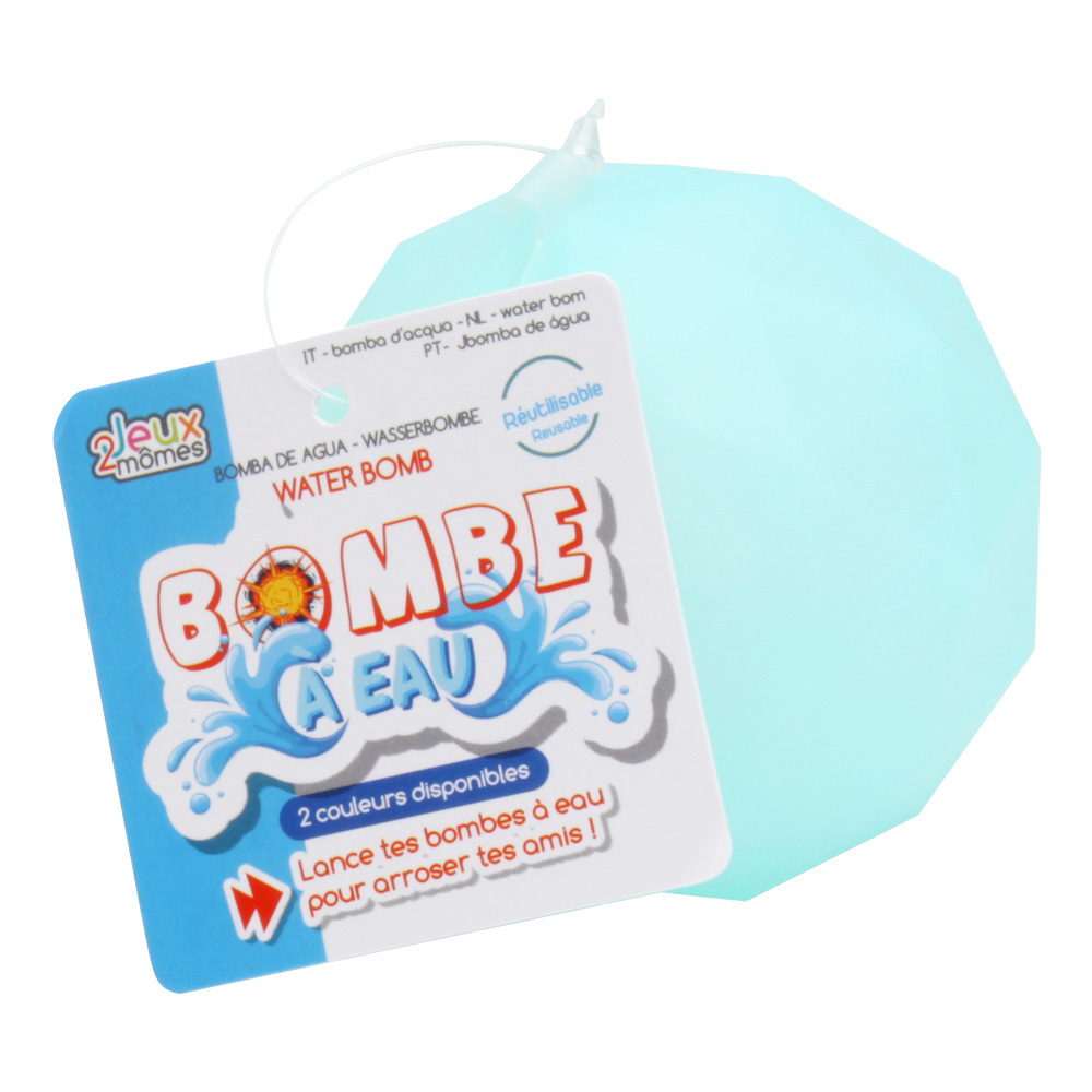 Juguete bomba de agua con etiqueta. La bomba es azul y la etiqueta es multilingüe.