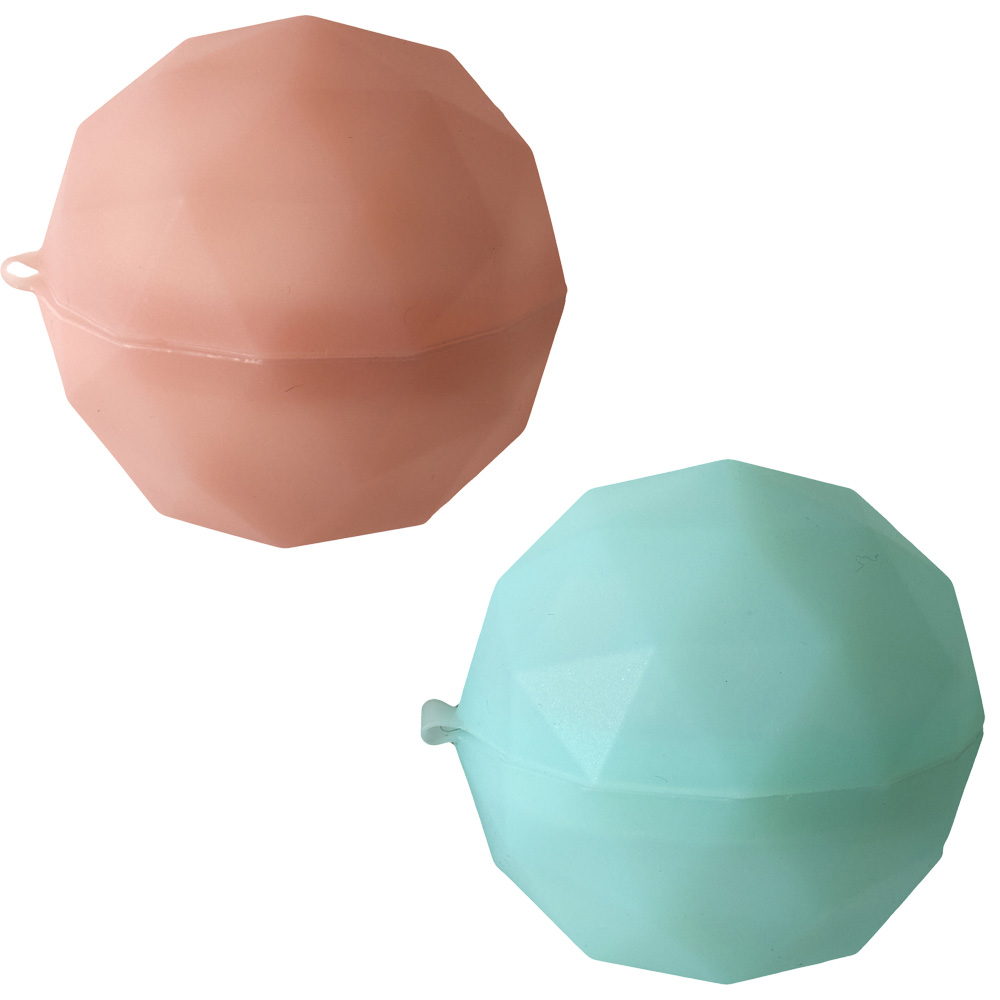 Dos recipientes redondos, de forma geométrica, uno rosa y otro azul. Tienen un pequeño lazo en la parte superior. Fondo blanco.