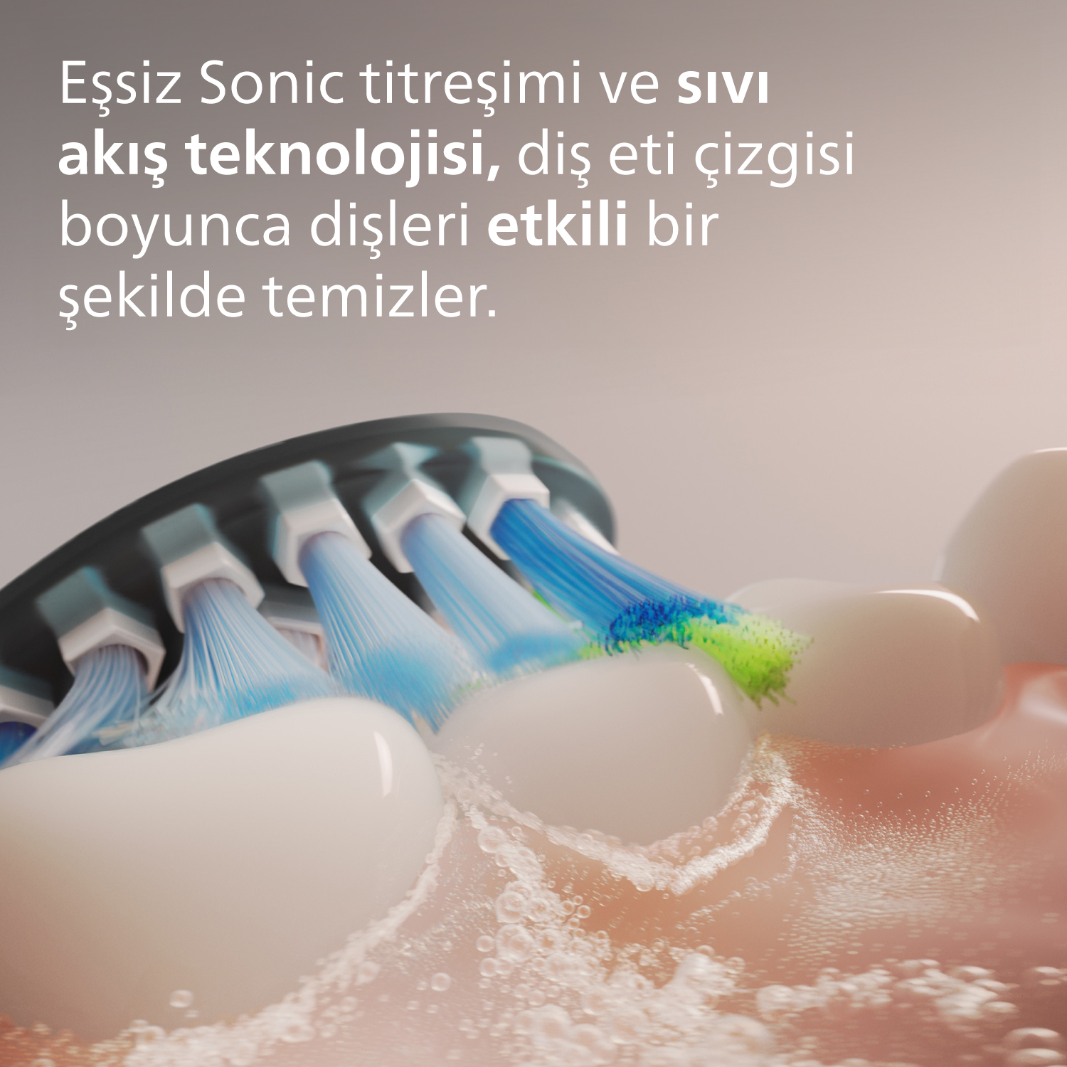 Dişleri temizleyen bir diş fırçasının yakın çekimi. Mavi ve yeşil kıllar görünür.