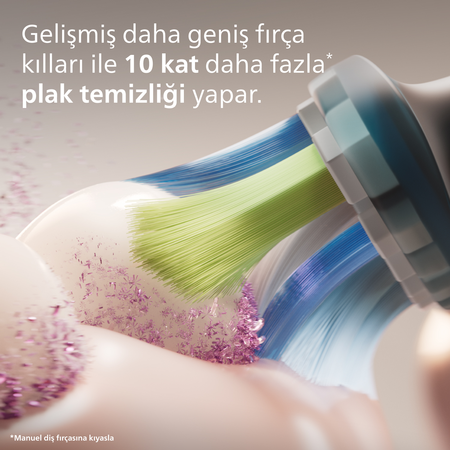 Yeşil ve mavi kıllara ve pembe parçacıklara sahip bir diş fırçası başlığının yakın çekimi.