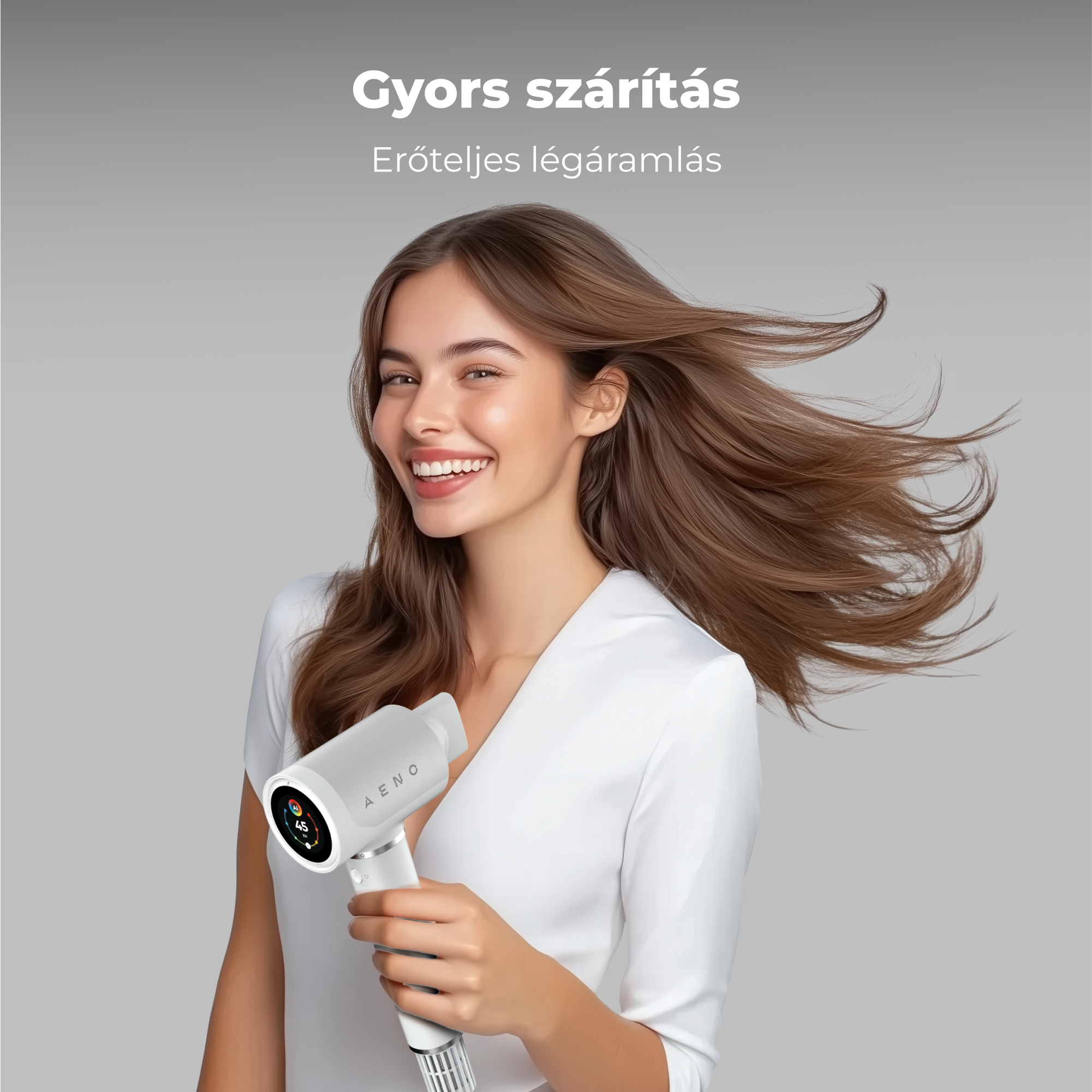Hosszú barna hajú nő, fehér hajszárítót tart, mosolyog, magyar nyelvű szöveggel.