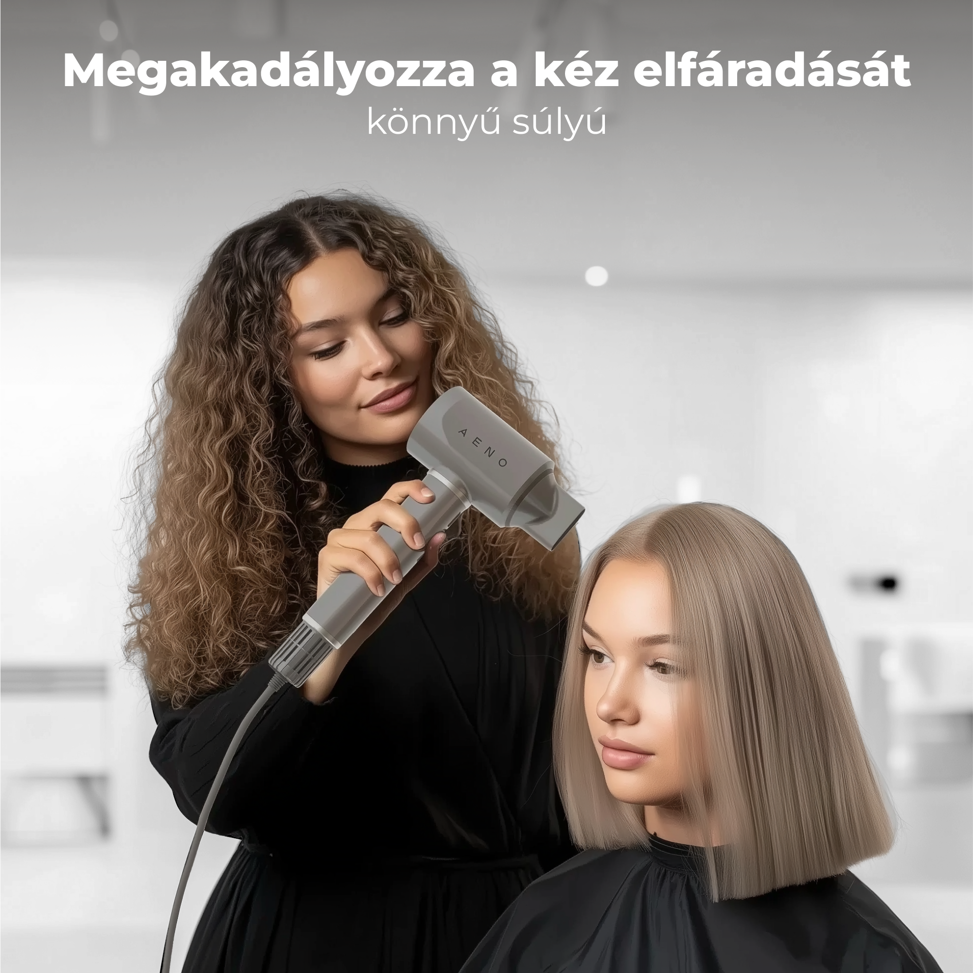 Fodrász egy szőke nő haját formázza szürke hajszárítóval, közeli felvétel.