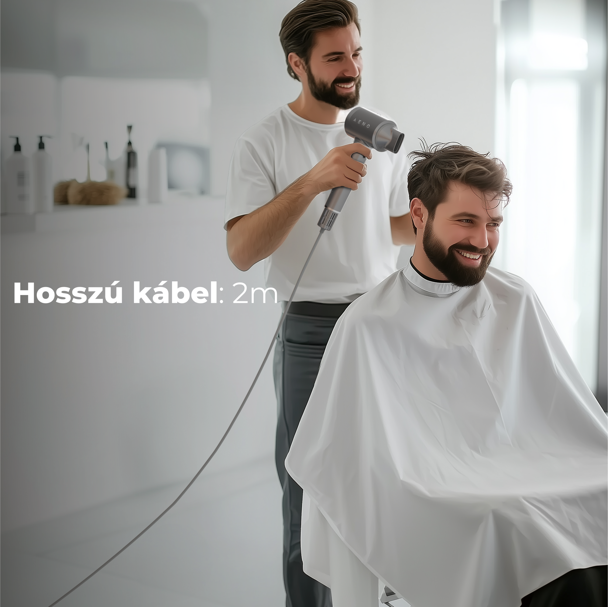 Egy férfi hajat vágat. Egy fodrász hajszárítót használ. Egy fehér köpeny van a férfin.