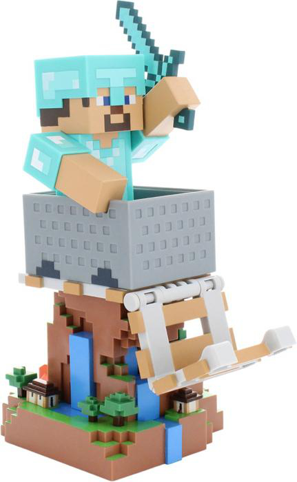 Eine Minecraft-Figur in einem grauen Wagen, mit Schwert, auf einer blockartigen Landschaft.