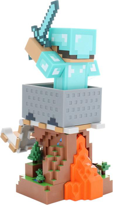 Minecraft-Spielzeugszene mit Figur in Rüstung, die ein Schwert hält, auf blockigem Gelände.