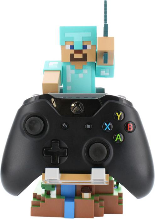 Minecraft Steve-Figur auf einem Controller-Ständer mit Spitzhacke, mit einem Minecraft-Controller.