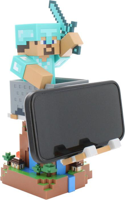 Minecraft-Figur Steve in einem Ständer für ein Gerät. Ein Schwert und eine Landschaftsbasis sind ebenfalls zu sehen.