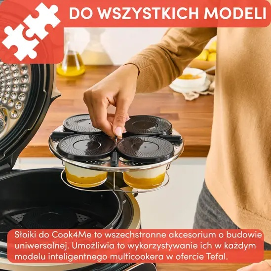 Osoba umieszcza kubki z jedzeniem w multicookerze. Tekst mówi, że to wszechstronne akcesorium.