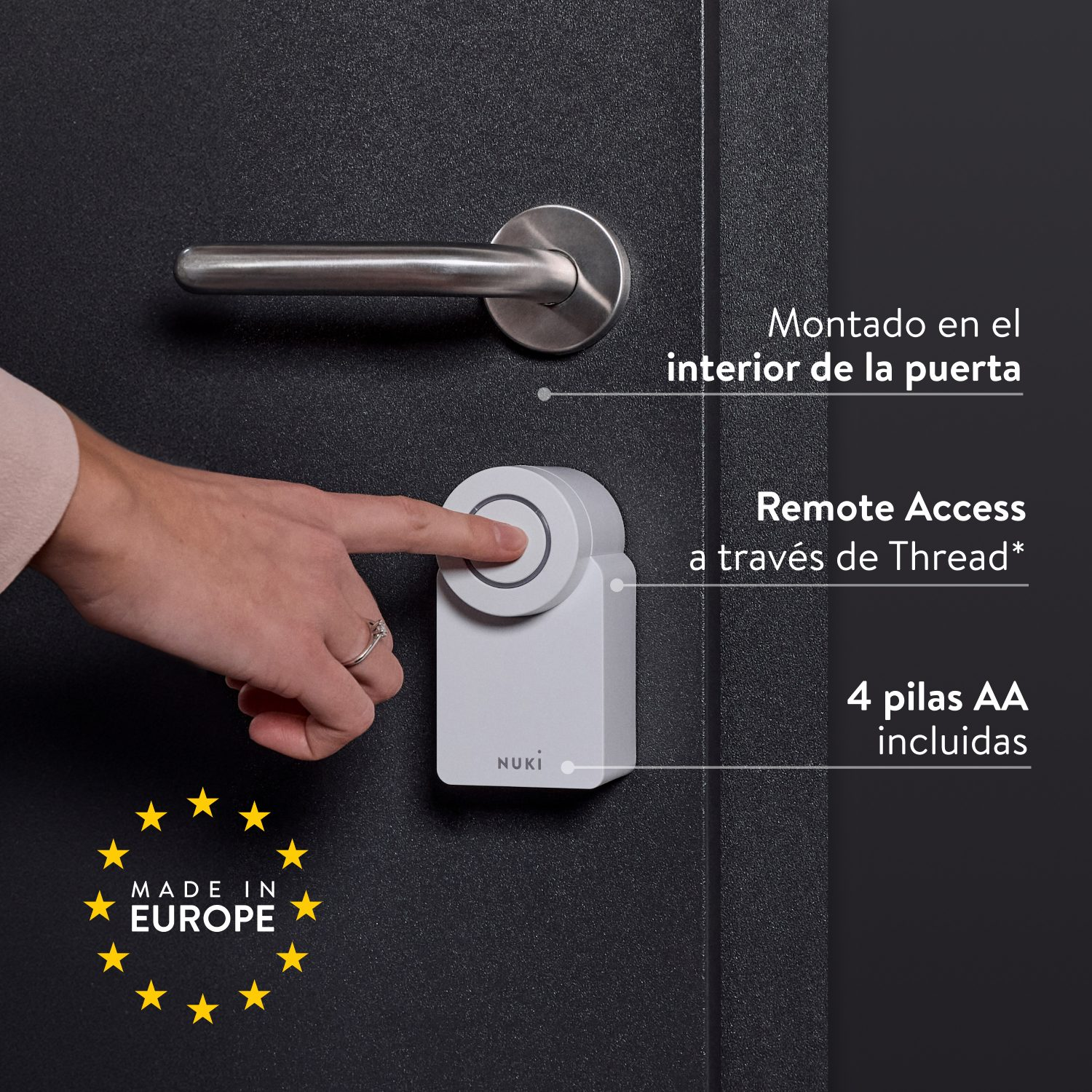 Cerradura de puerta inteligente con una mano presionando un botón, logo Made in Europe.