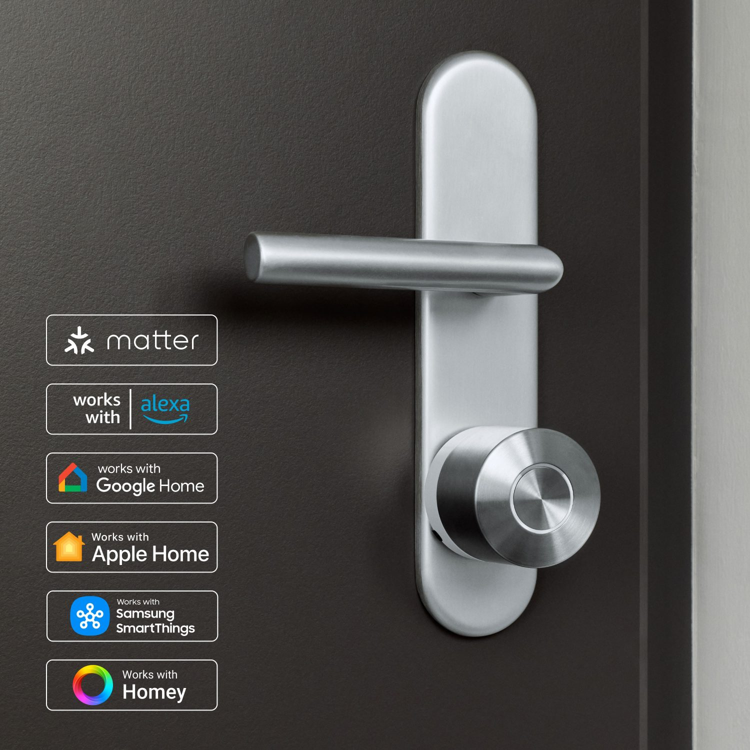 Cerradura inteligente en una puerta negra, con texto en el lateral.