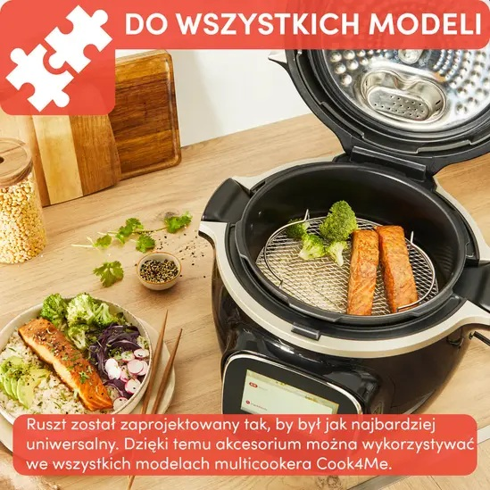 Multicooker z jedzeniem w środku. Stojak z brokułami i łososiem wewnątrz garnka.