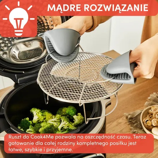 Dłonie używające szarych rękawic kuchennych do podnoszenia rusztu z jedzeniem z urządzenia do gotowania.