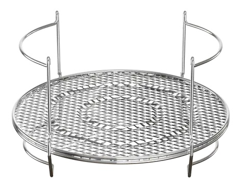 Metalowy grill, o okrągłym kształcie, do gotowania. Jest na białym tle.