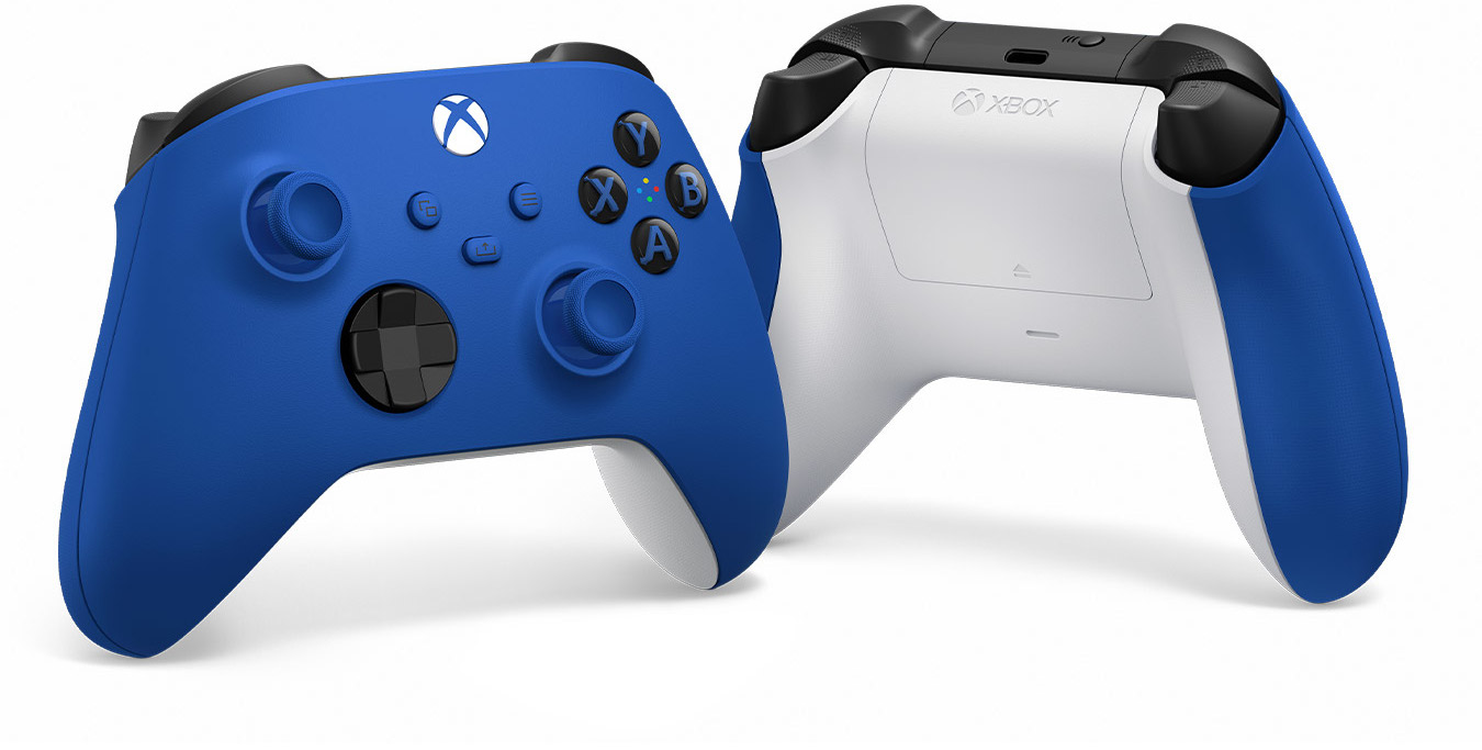 Két Xbox vezérlő, egy kék és egy fehér. Egymás mellett vannak, az elülső és a hátsó oldalt mutatva.