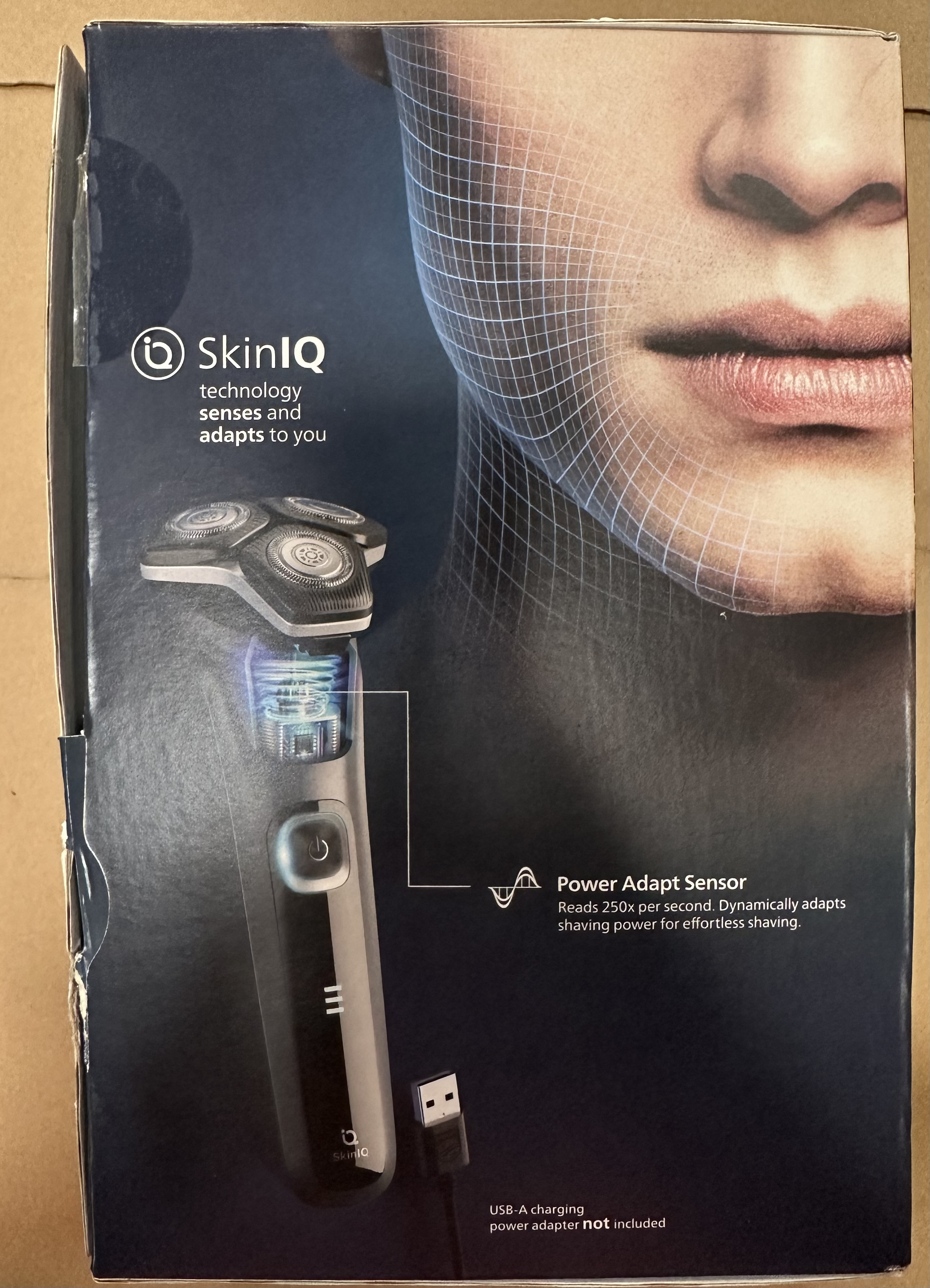 Pudełko golarki Philips, z zbliżeniem twarzy mężczyzny. Wyróżniono czujnik Power Adapt.