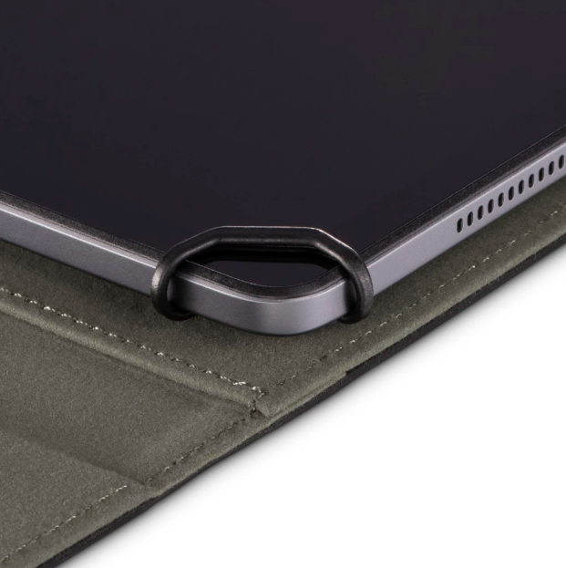Nahaufnahme eines Tablets in einer Hülle, die Kante und einen Teil des Bildschirms zeigend.