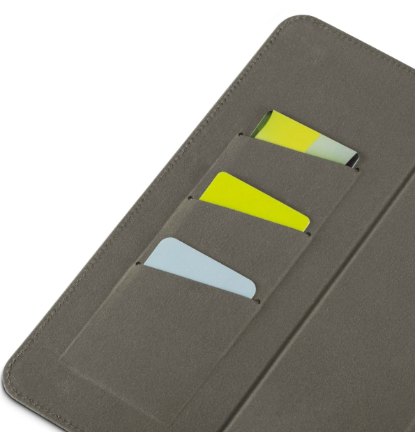 Nahaufnahme des Inneren einer Tablet-Hülle. Drei Kartenfächer sind sichtbar, die gelbe und blaue Karten halten.