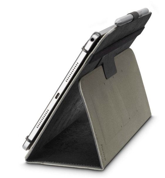 Tablet in einem Etui, das in einem Winkel aufgestellt ist.