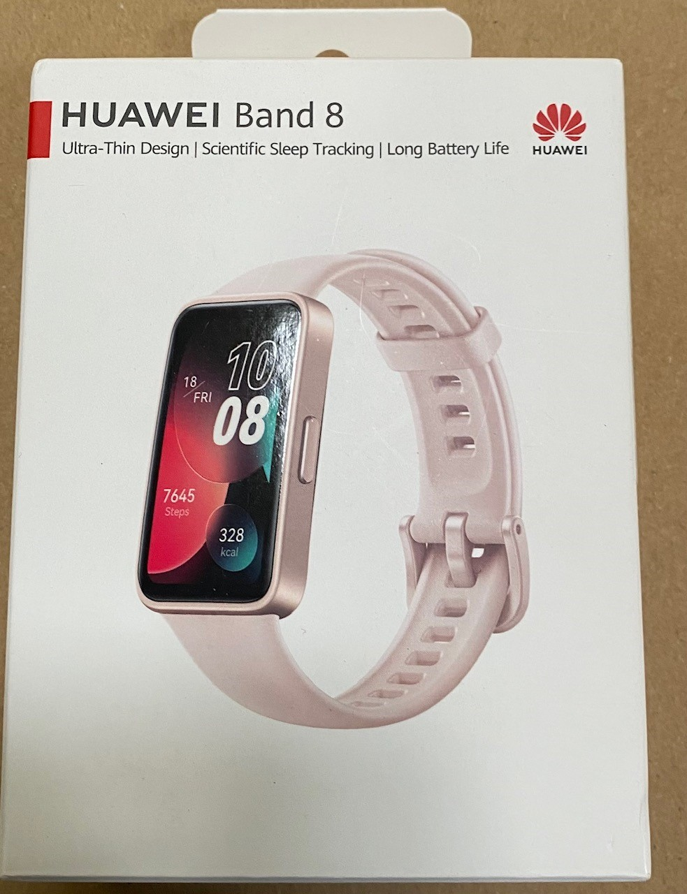 Pudełko Huawei Band 8, z różowym paskiem i wyświetlaczem zegarka pokazującym godzinę.