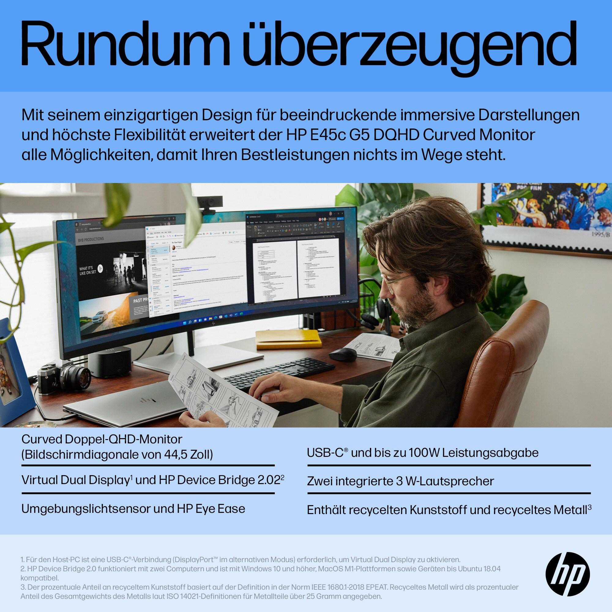 Mann arbeitet an einem Schreibtisch mit zwei Monitoren und einem Dokument. Die Monitore zeigen Webseiten.