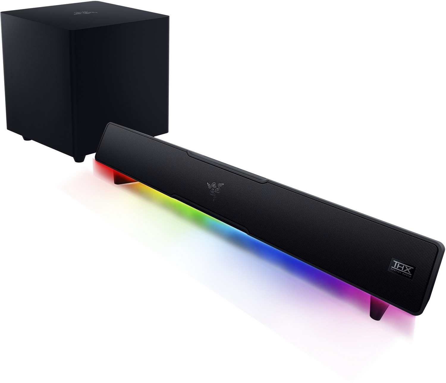 Czarny soundbar i subwoofer. Soundbar ma oświetlenie RGB i logo THX. Widoczne logo Razer.