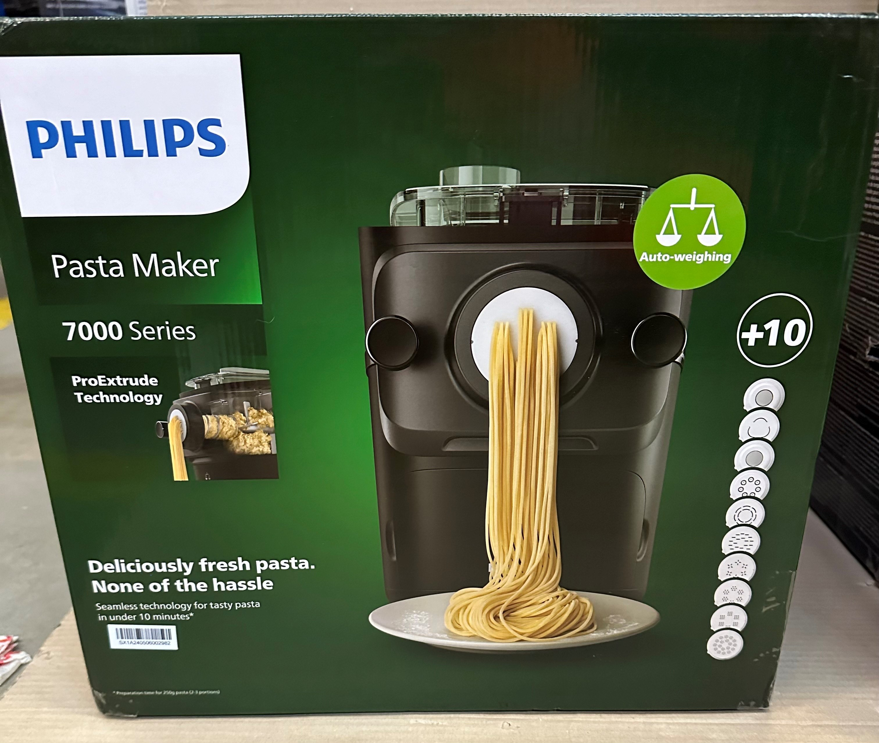 Pudełko Philips Pasta Maker. Pudełko przedstawia maszynę do makaronu i świeżo zrobiony makaron. Automatyczne ważenie i +10 funkcji.