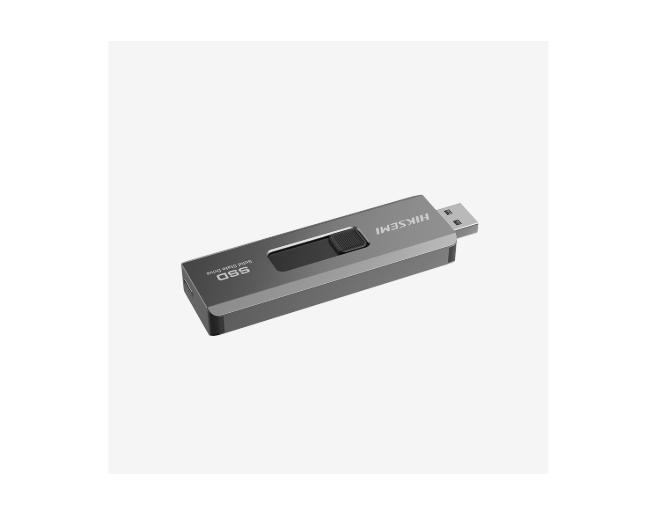 Siyah düğme ve USB konektörlü gümüş SSD sürücü.