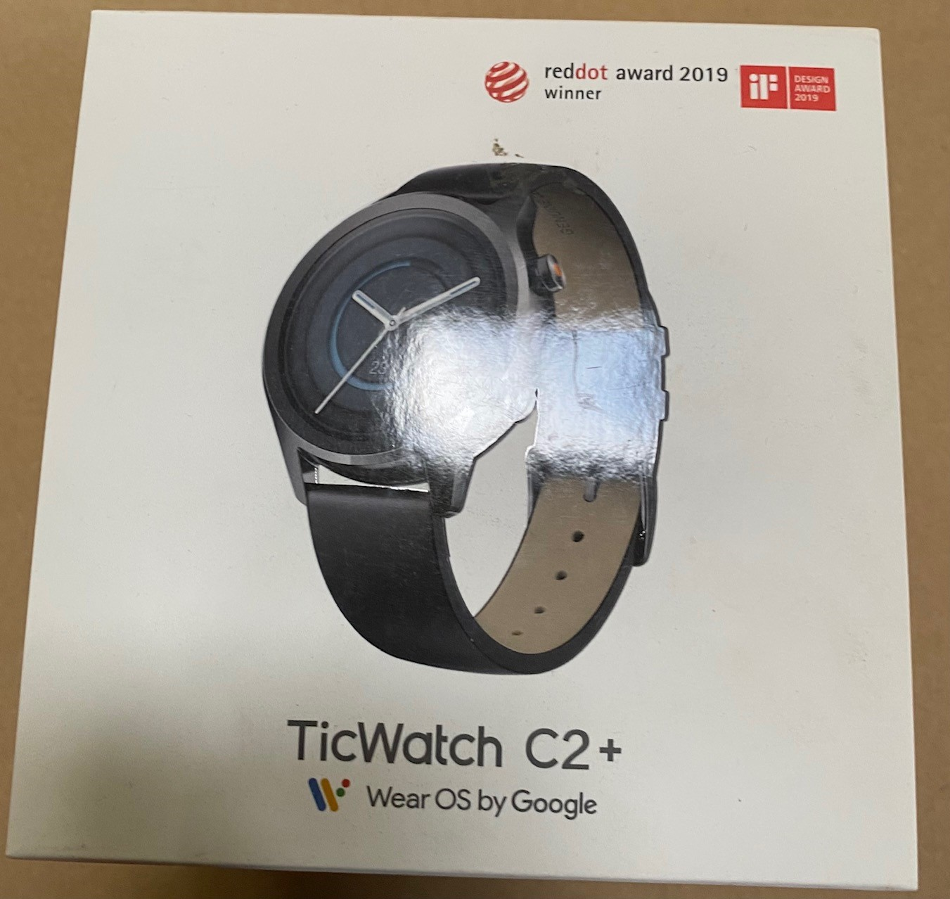 Smartwatch TicWatch C2+ w pudełku z nagrodami. Czarny zegarek z czarnym paskiem.