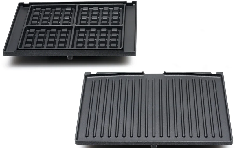 Due piastre nere per waffle. Una con stampi per waffle e un'altra con linee grill.