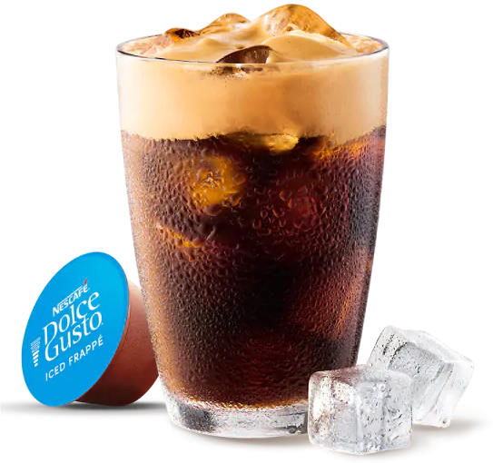 Un verre de café glacé avec de la mousse et des glaçons, plus une capsule Dolce Gusto.