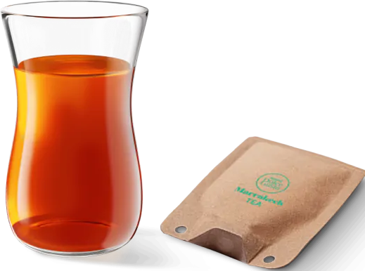 Un bicchiere di tè e una bustina di tè con l'etichetta 'Marrakech Tea'.
