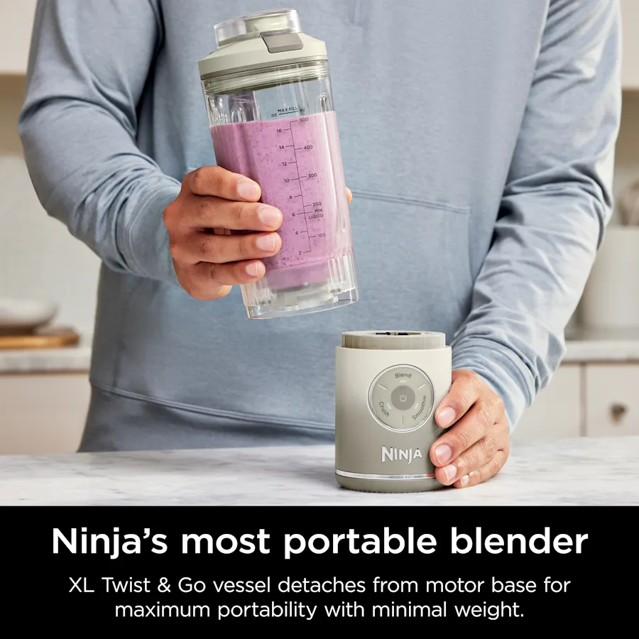 Una persona che tiene un frullatore con un frullato viola all'interno. Testo: Il frullatore più portatile di Ninja.