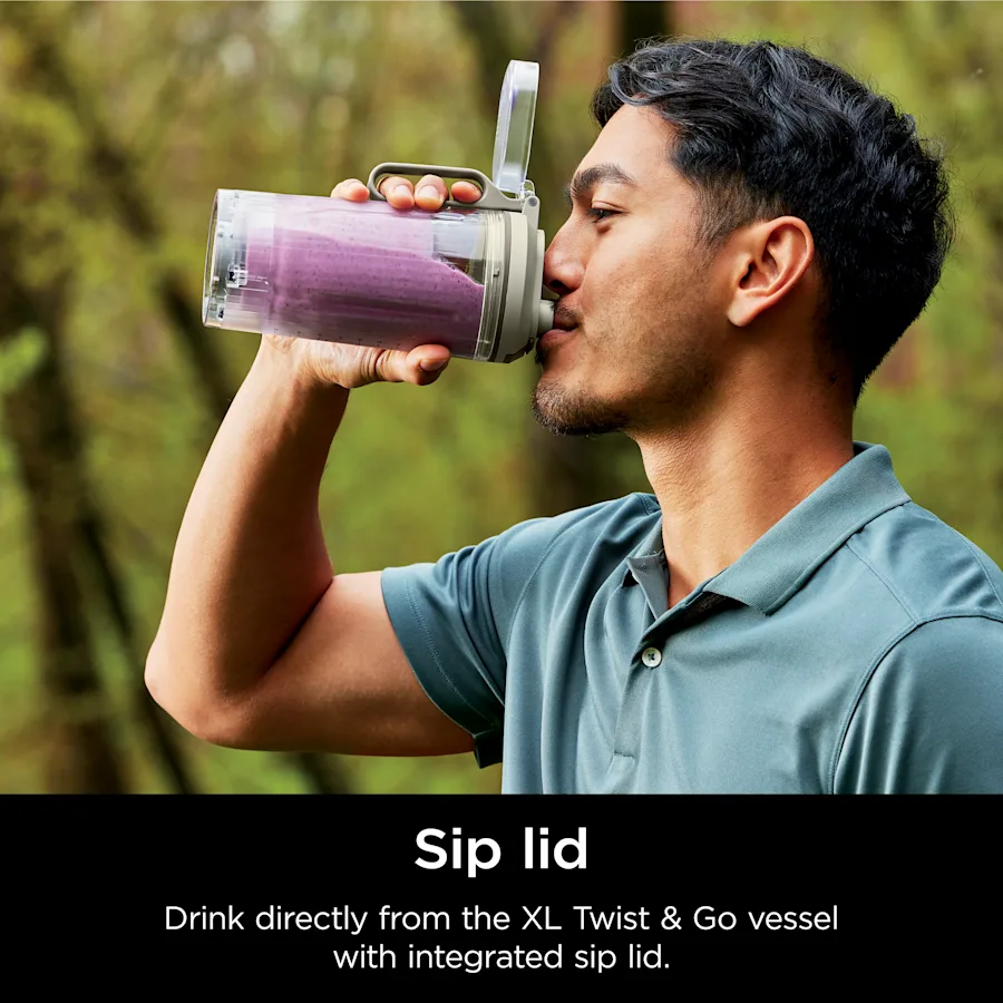Un uomo che beve da un contenitore trasparente con un liquido viola, etichettato come “Sip lid”.