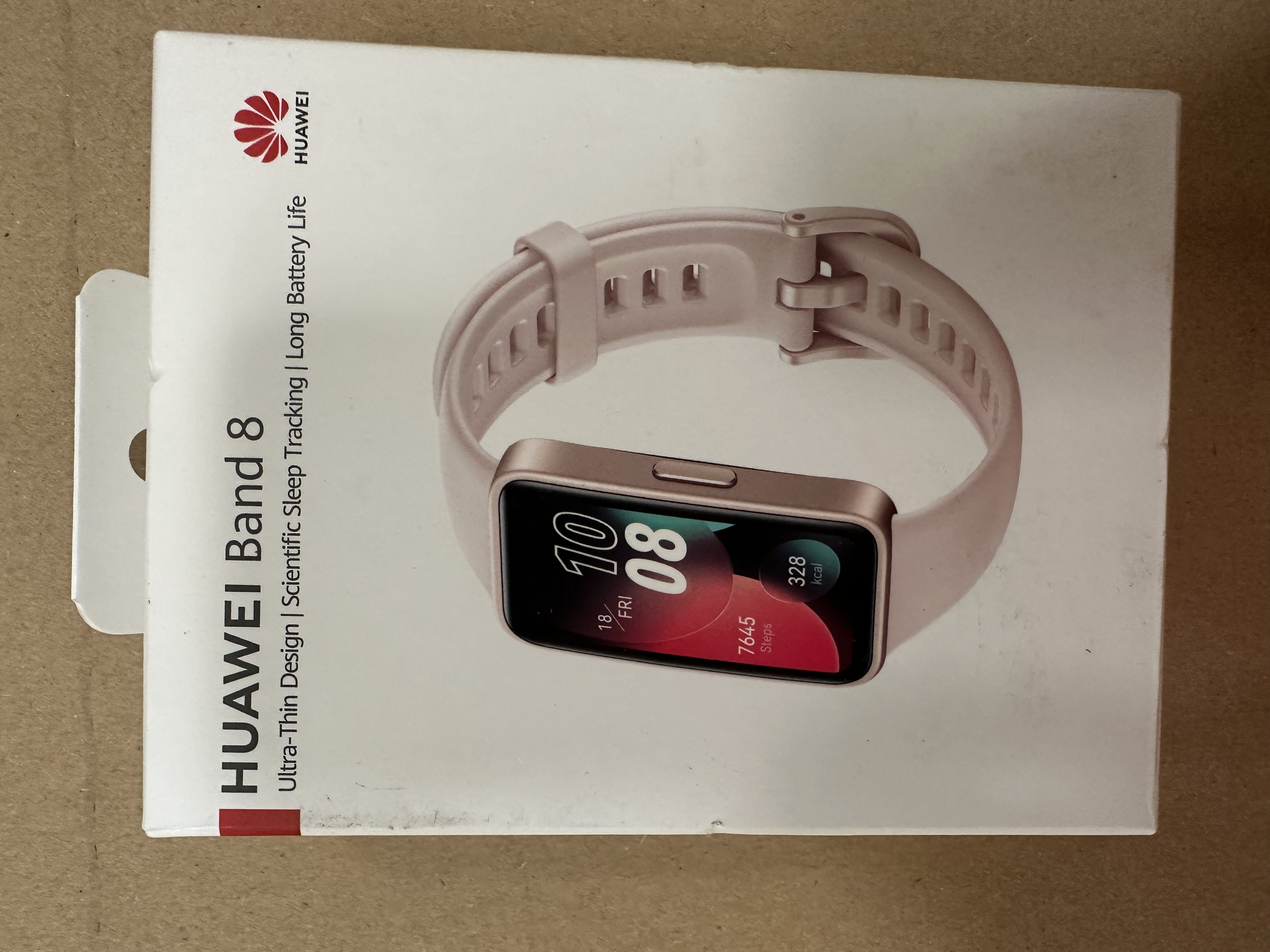 Pudełko Huawei Band 8, różowy pasek, widoczna tarcza zegarka.