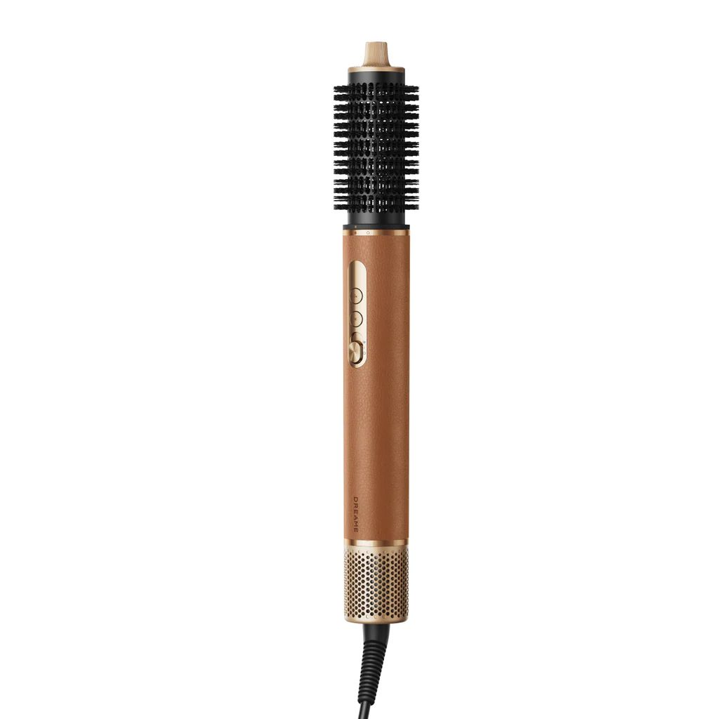 Un cepillo para peinar el cabello con mango marrón y cerdas negras.