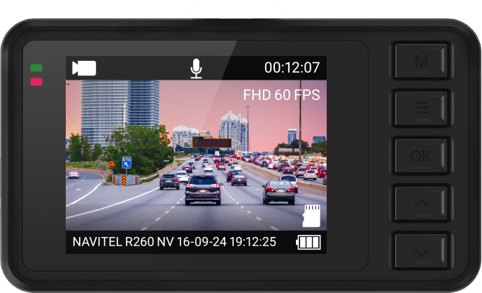 A műszerfal kamerájának képernyője, amely egy forgalmas utat, időt és beállításokat mutat. A felbontás FHD 60 FPS.