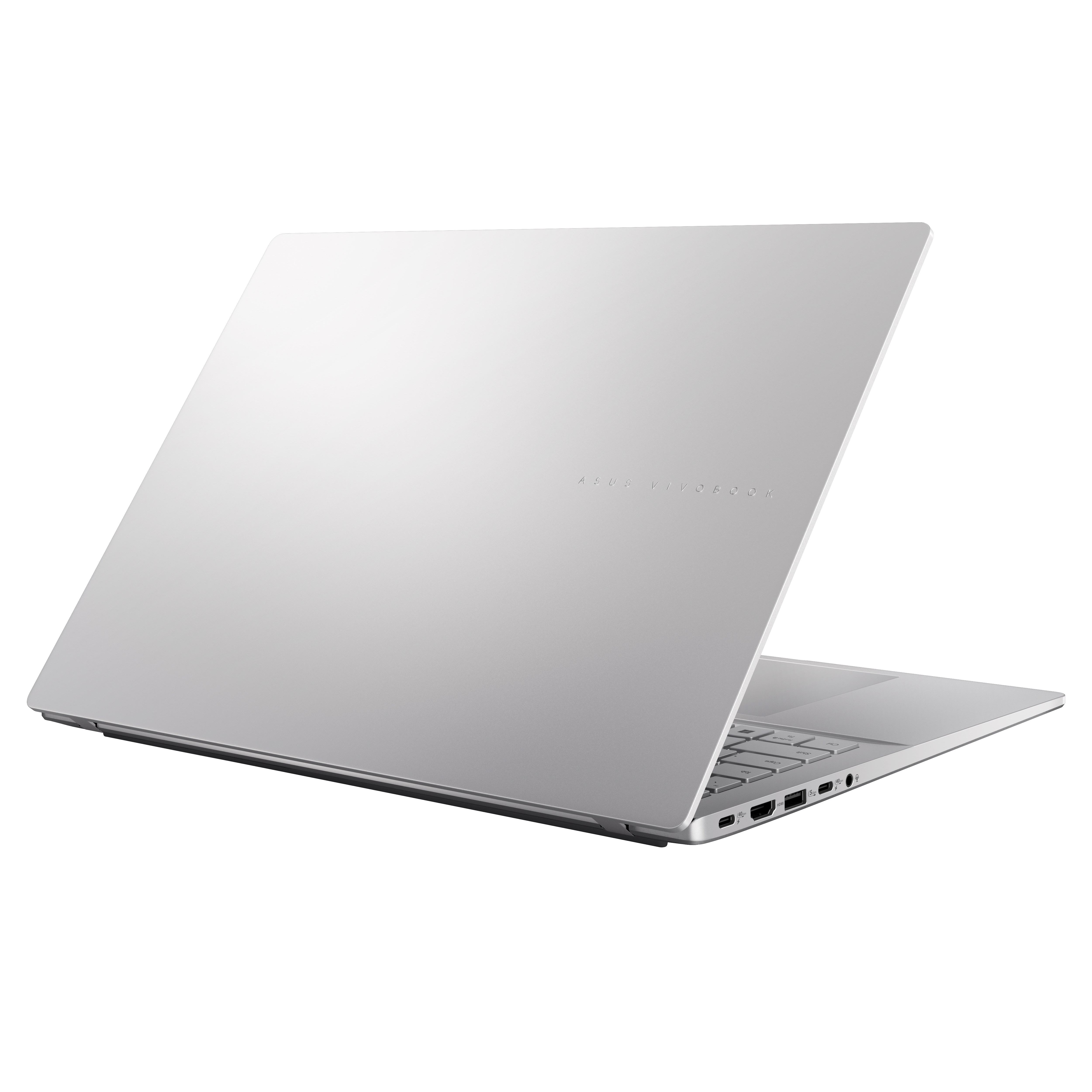 Silberner Laptop, teilweise geöffnet, weißer Hintergrund.