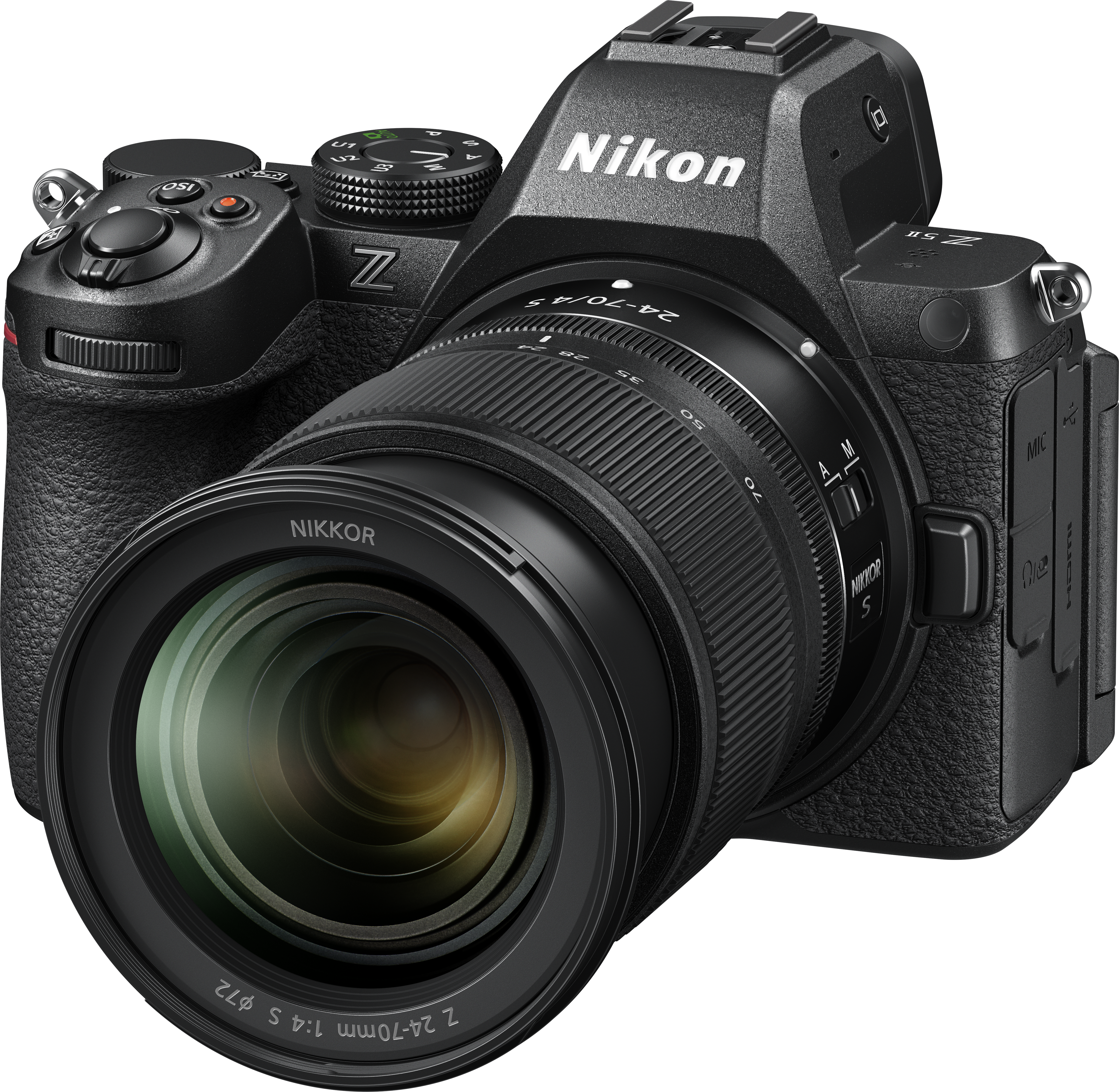 Eine schwarze Nikon-Kamera mit Objektiv, schräg, auf weißer Oberfläche. Das Objektiv ist prominent.