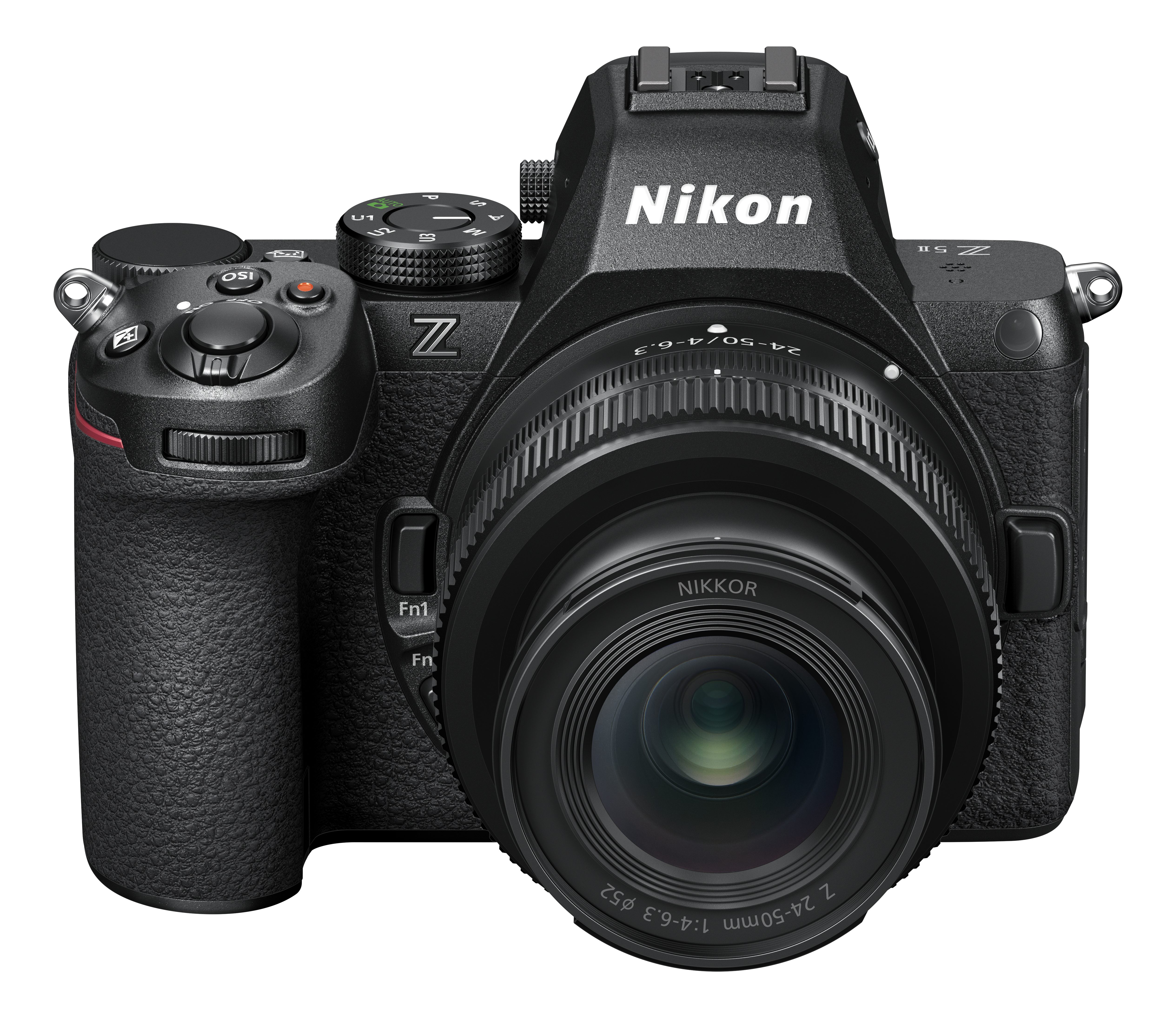 Appareil photo Nikon noir, objectif fixé. Fond blanc.