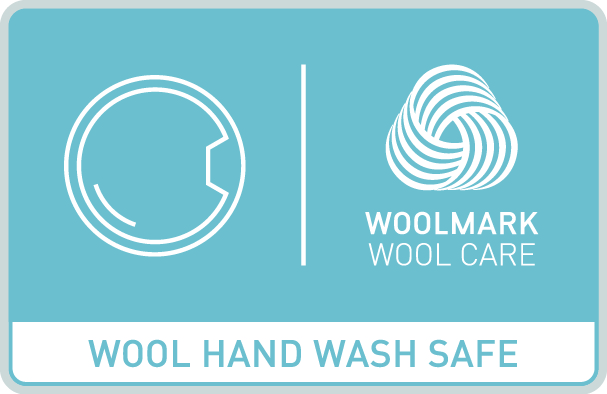 Eine blaue Grafik mit einem Waschmaschinensymbol, Woolmark-Logo und Text "Wool Hand Wash Safe."