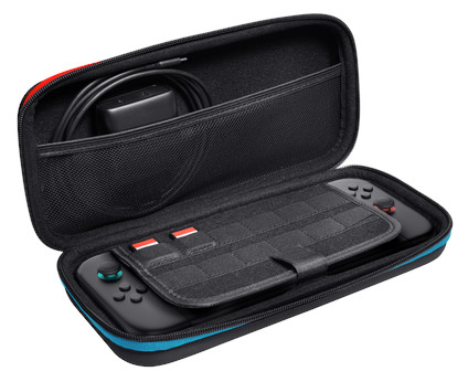 Otwarta torba transportowa z konsolą do gier, akcesoriami i logo 'GxTrust'.