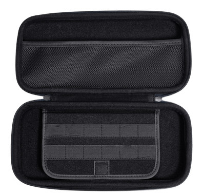 Otwarta czarna obudowa z dwiema przegrodami, jedną na akcesoria, drugą z paskami na gry.