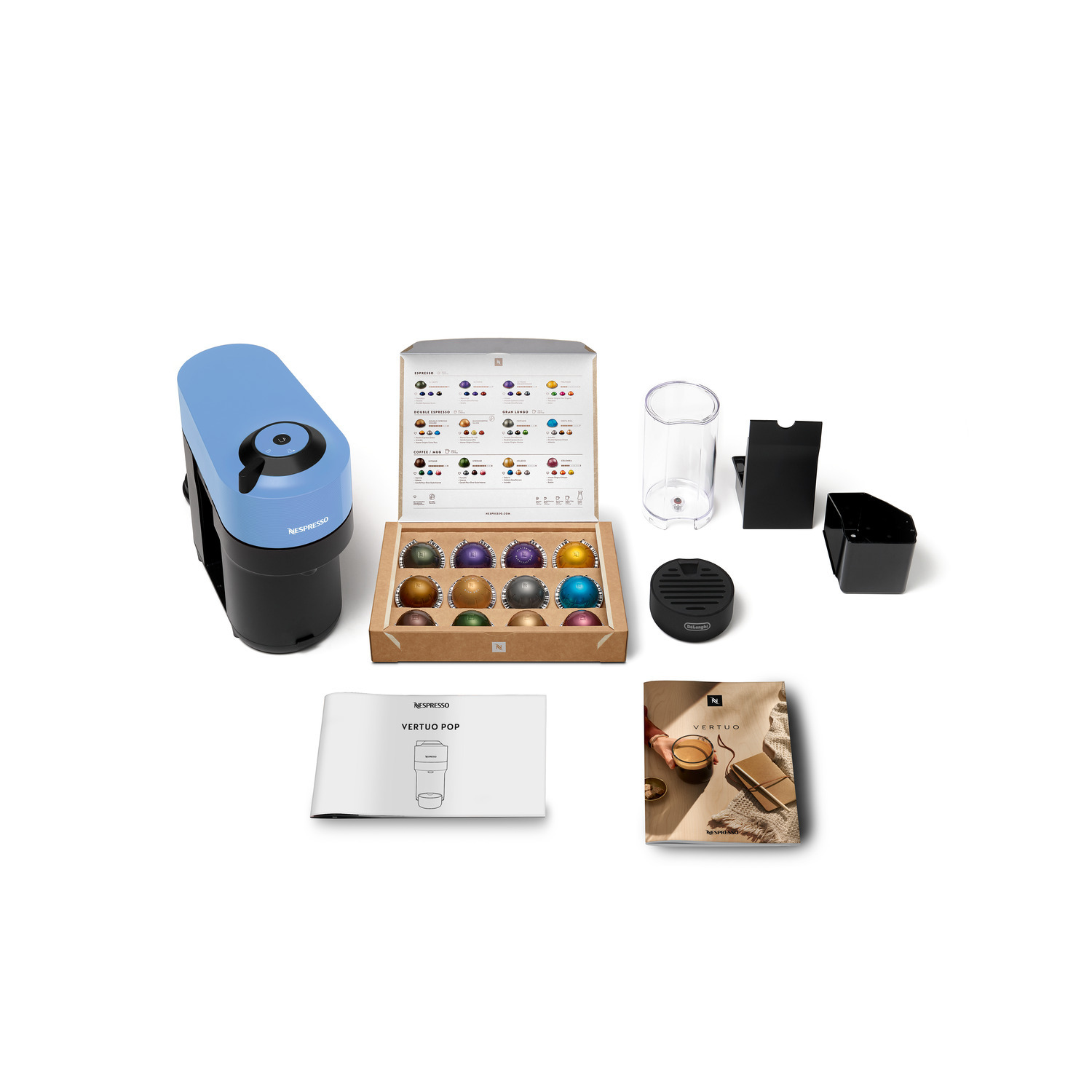 Une machine à café Nespresso Vertuo Pop, des dosettes, des accessoires et des instructions sont affichés.