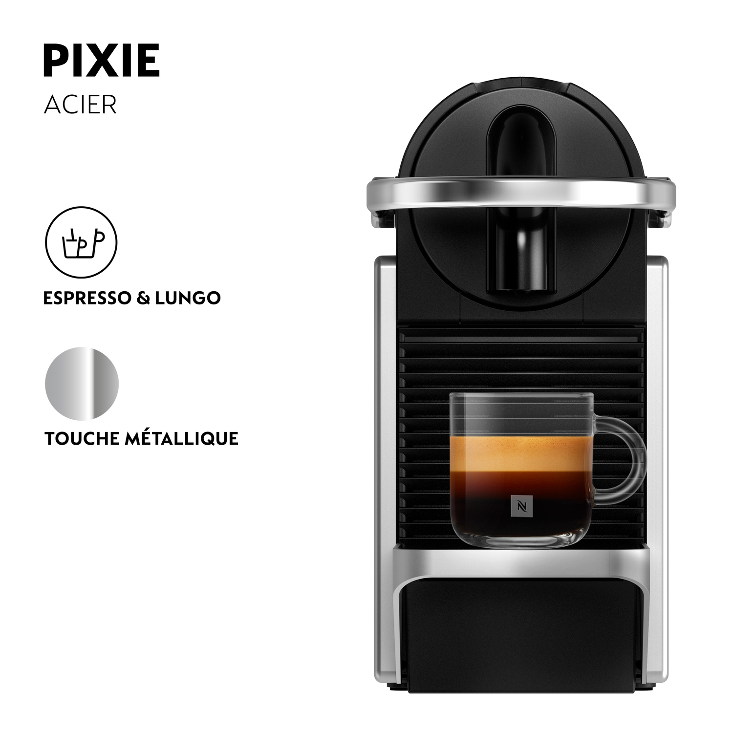 Machine à café Nespresso Pixie. Argent et noir. Tasse en verre avec café. Fond blanc.