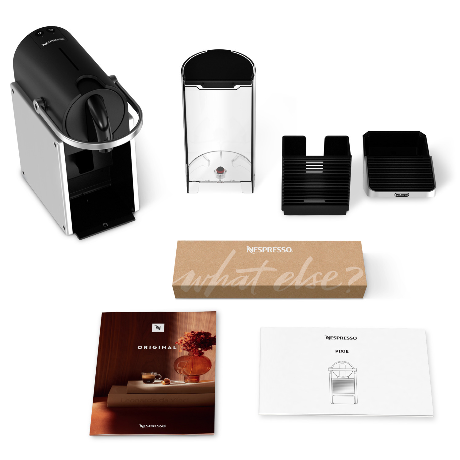 Une machine Nespresso avec accessoires sur une surface blanche.