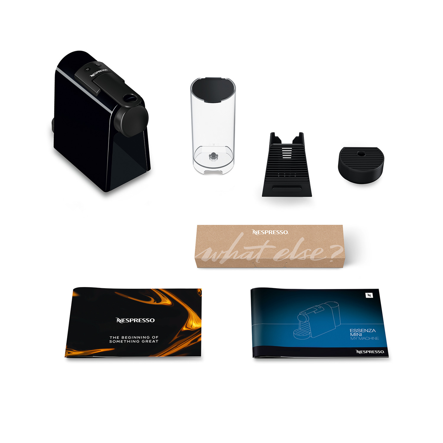 Zwarte Nespresso machine met accessoires. Inclusief een watertank, een lekbakje en een handleiding.
