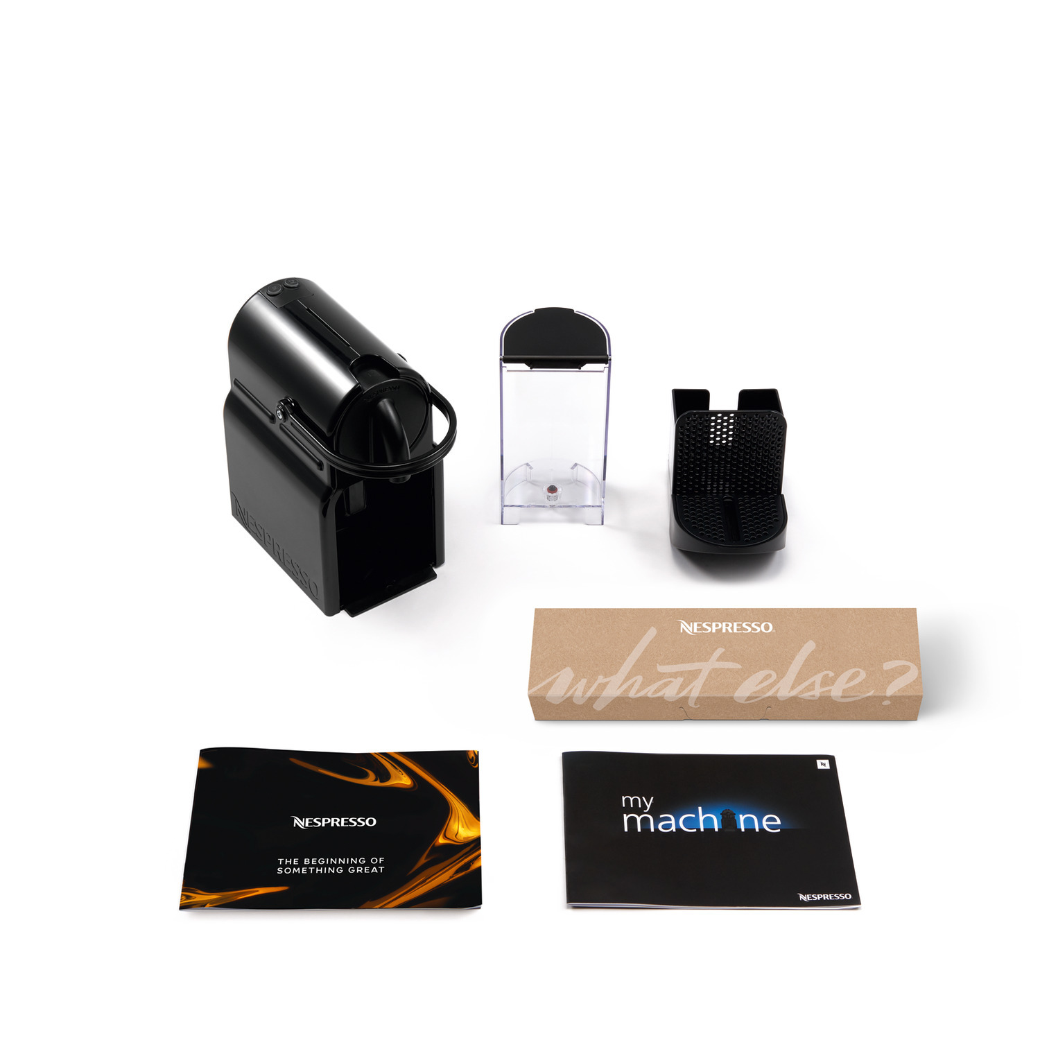Machine Nespresso noire et accessoires : réservoir d'eau, porte-capsules, boîte et manuels affichés.