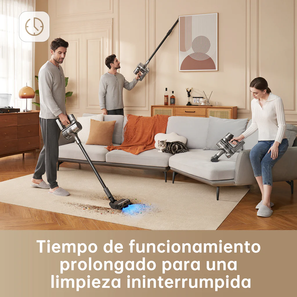 Gente aspirando una sala de estar. Texto dice: Tiempo de funcionamiento prolongado para limpieza ininterrumpida.