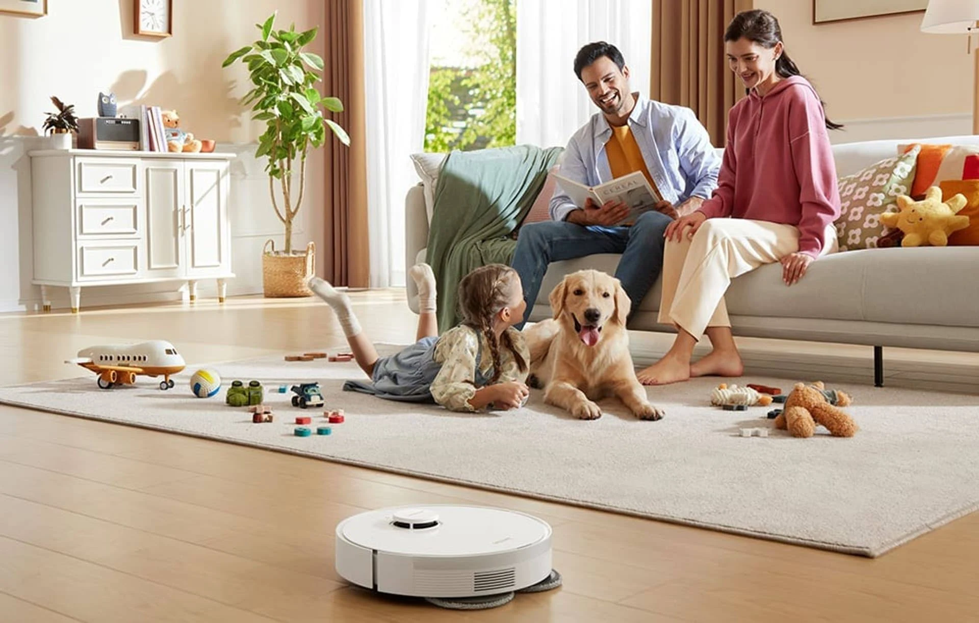 Familia de cuatro y un perro en sala, una aspiradora robot en funcionamiento.