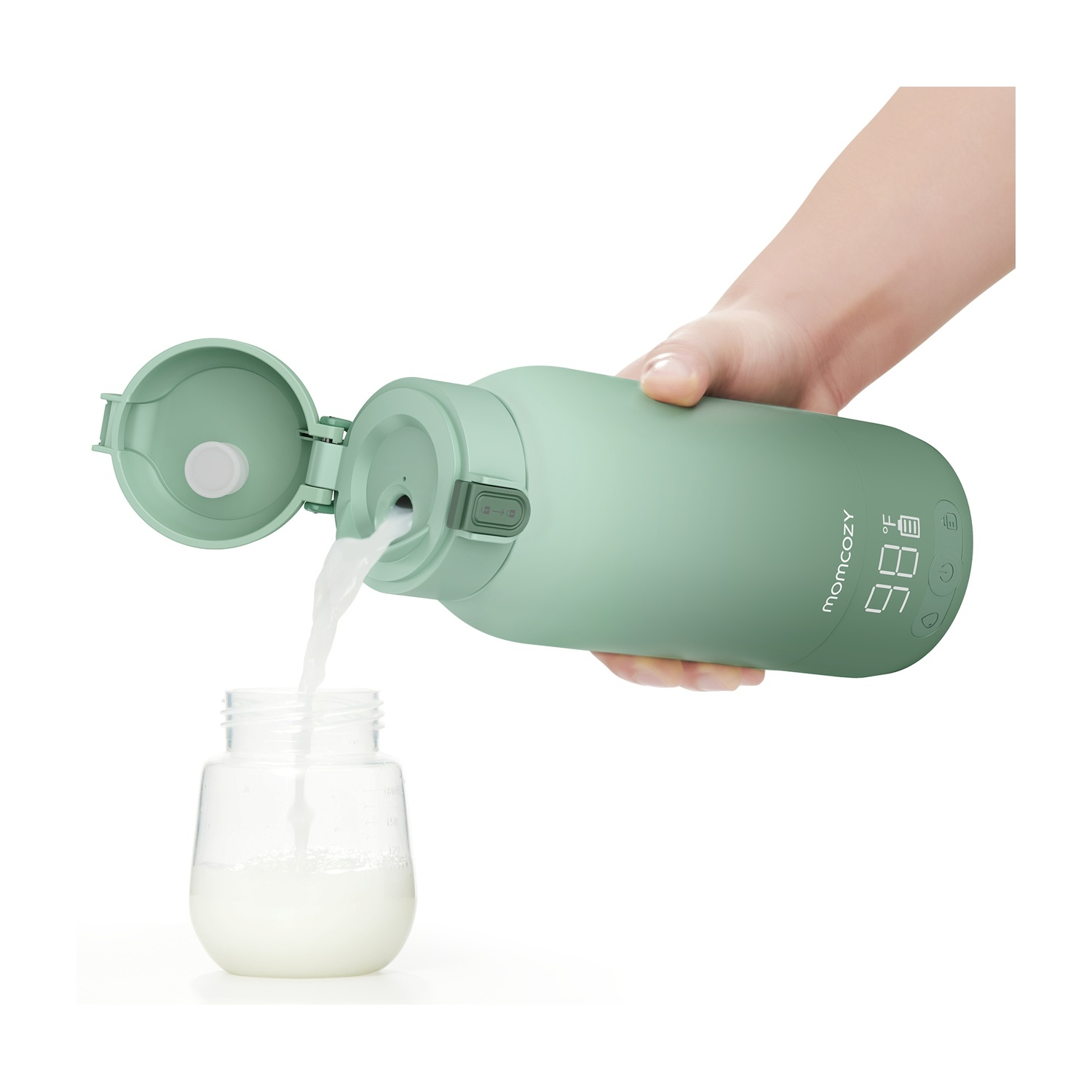 Mano che versa liquido da una bottiglia verde in un biberon.